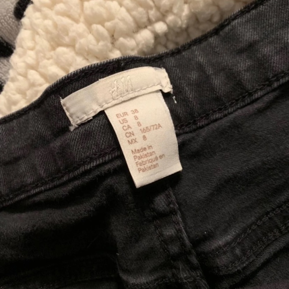 H&M Shorts - Picture 3 of 3